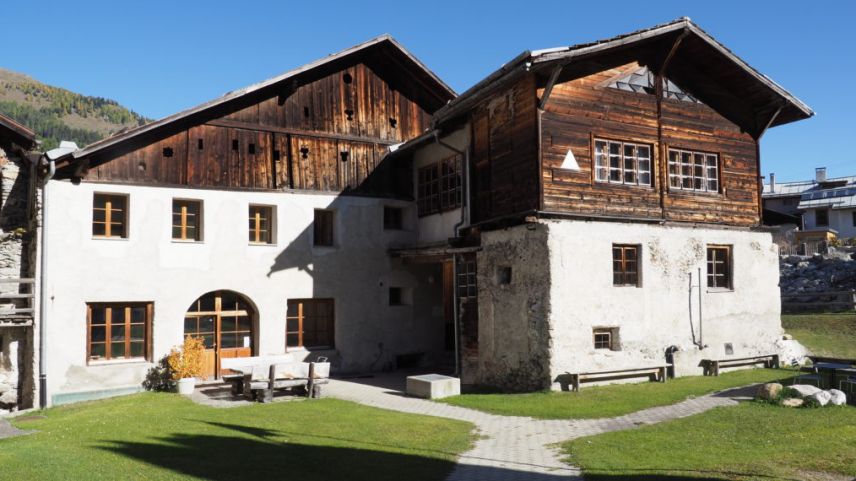 La Chasa Plaz i’l minz da Sta. Maria serviva fin dal 2022 sco albierg da giuventüna. Pel mumaint serva ella sco allogi per fügitivs da l’Ucraina – ma in futur dess ella darcheu gnir reactivada sco «jugi» (fotografia: David Truttmann).