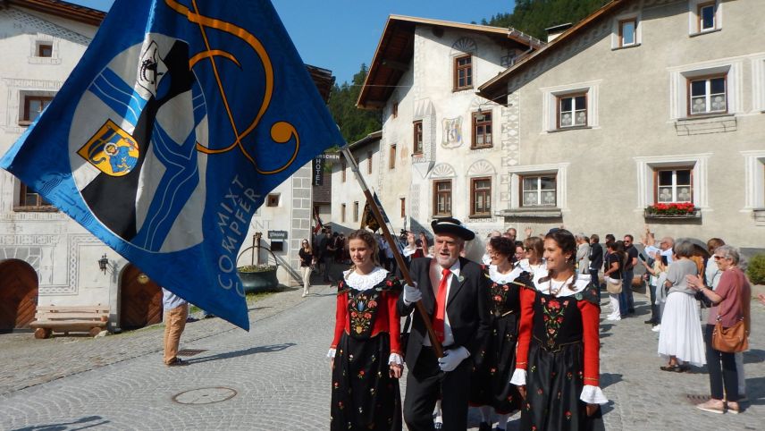Il Cor mixt Champfèr dürant il cortegi tras Müstair. fotografia: Guido Mittner
