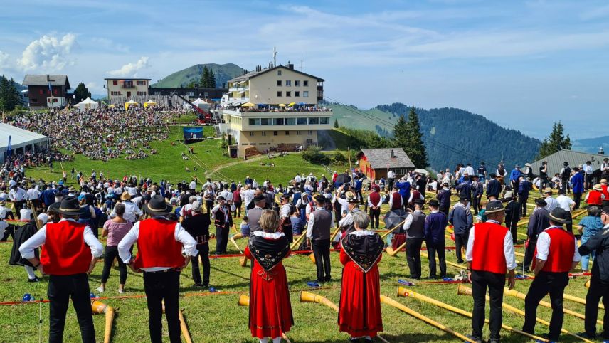 Das Alphorn-Ensemble Engiadina St. Moritz, kurz vor dem Weltrekordversuch. 