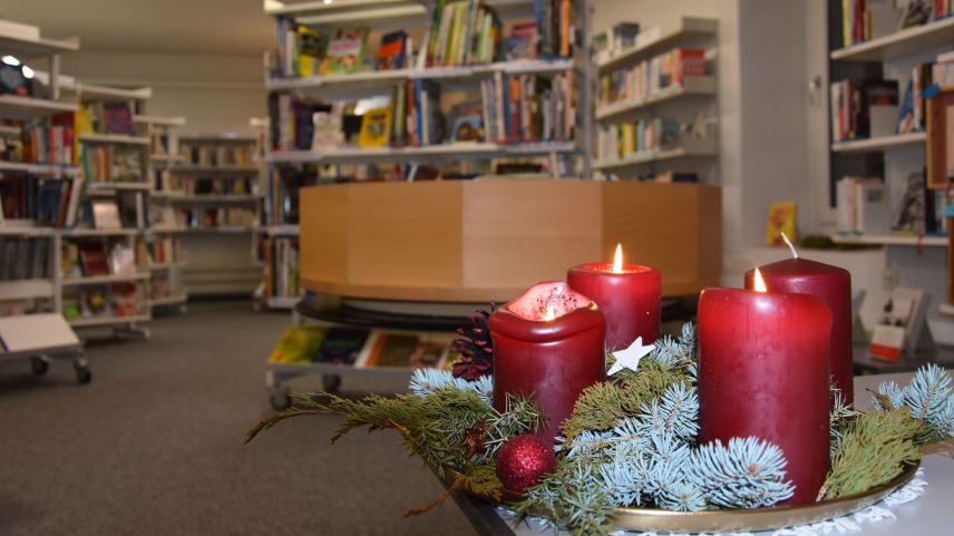 Illa Biblioteca a Scuol regna atmosfera da Nadal ed a partir da subit as poja far eir ün viadi litterar tras la Terra Raetica (fotografia: Nicolo Bass).