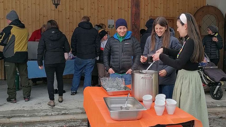 Im Garten des Ferienheims wurden Glühwein und Punsch an die Einheimischen ausgeschenkt. Foto: Denise Muchenberger