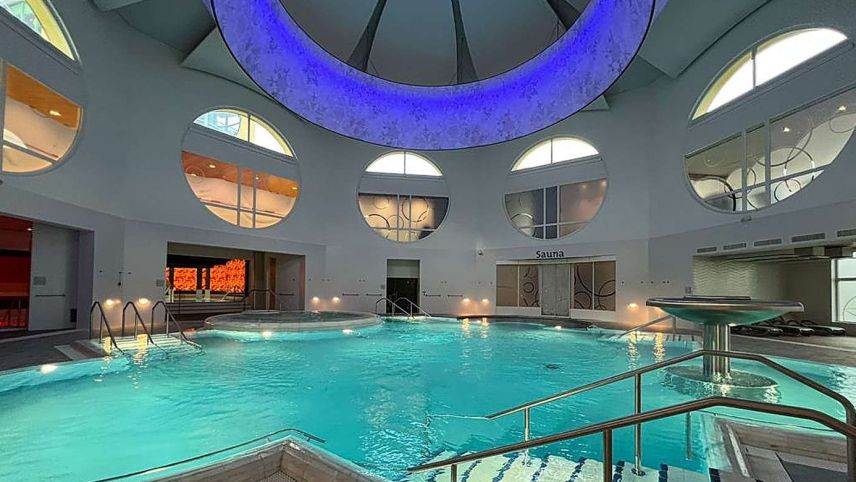 Il Bogn Engiadina Scuol as preschainta nouv e frais-ch culs materials dominants crap grisch ed atschal da crom. fotografia: Claudio Duschletta/BES