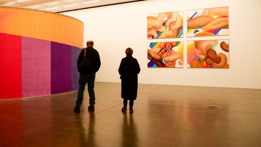 Im Hauptsaal zeigt das Muzeum Susch unter anderem die begehbare Textil-Installation «Farbraum» aus dem Jahr 1977 (links) und die Bilderserie «Körper in Brechung», 1988, in Öl auf Leinwand von Ilona Keserü.