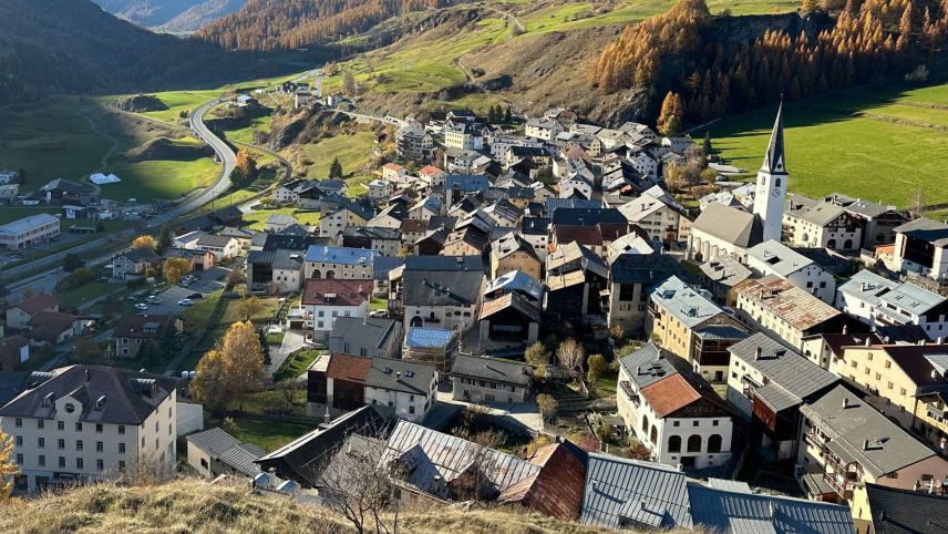 Mit dem Kauf des Hotel Aurora in Ardez (auf dem Bild links unten) will der Mehrheitsaktionär EiM sein langfristiges Engagement für das HIF unterstreichen. (Foto: Nicolo Bass)