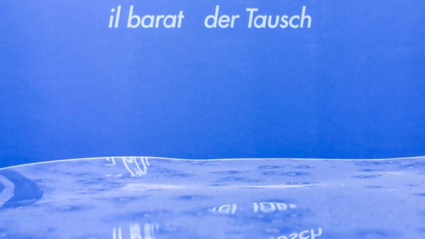 Pleds e fragmaints da texts, scrits süllas paraids da l’exposiziun as spievlan ill’installaziun movibla da Wink Witholt.