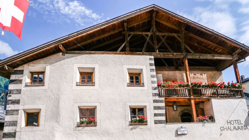 L’hotel Chasa Chalavaina a Plaz Grond, Müstair es in nouvs mans (fotografia: Jon Duschletta).