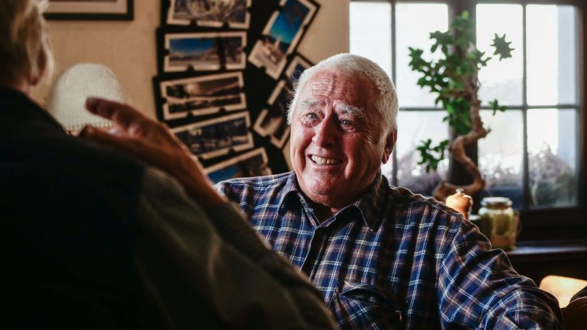 Attilio Bivetti inscuntra i'l restorant Central a Samedan a sieu collega d'anneda Carlo Manzoni. fotografia: Jon Duschletta