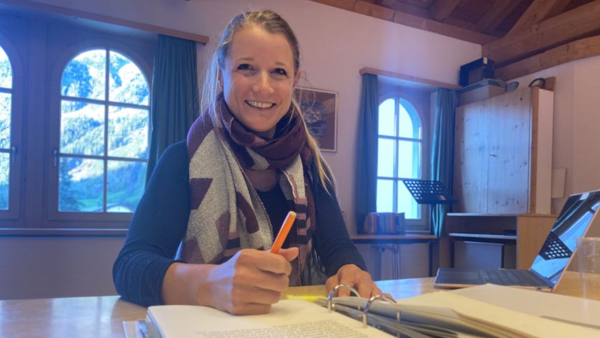 Claudia Jann ho piglio part la prüma vouta a la giuria da la concurrenza da scriver «Pledpierla» (fotografia: Nicolo Bass).