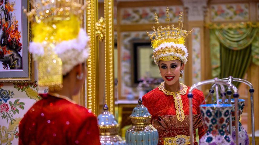 Prinzessin Azemah in rotem Gewand, reichlich mit Gold beschmückt. Fotos: fotoswiss.com/Giancarlo Cattaneo