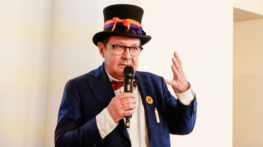 Laurent Duvanel, der Zentralpräsident von Procap Schweiz, trug die Procap-Farben am Hut und machte in Samedan Werbung für die Ende April beginnende Unterschriftensammlung zur Inklusions-Initiative. Foto: Jon Duschletta