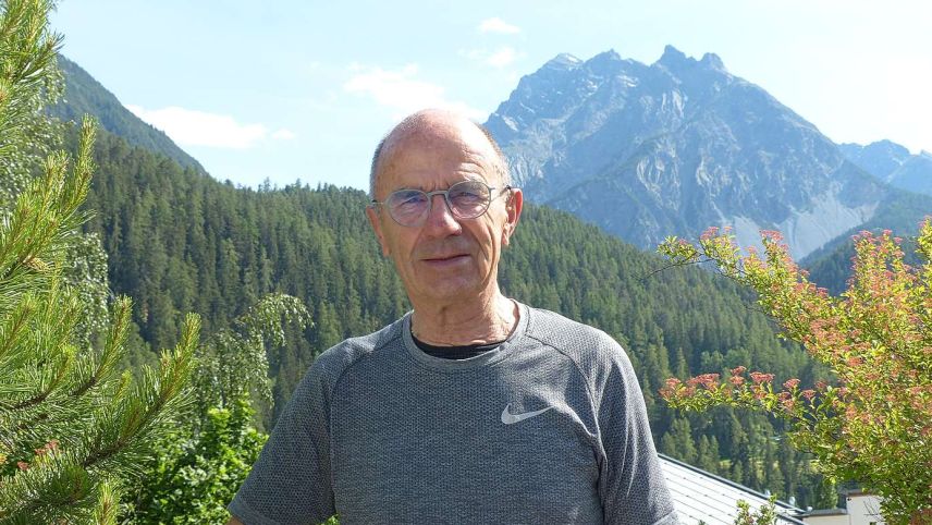 Duri Bezzola, qua sülla lobgia da sia chasa a Scuol. fotografia: Flurin Andry