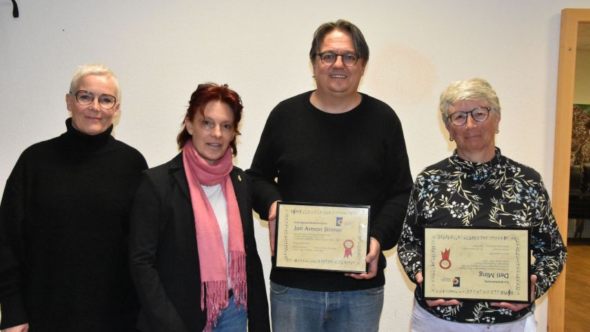 Movimaint i’l District da musica I. Da schnestra: Ulrica Caratsch (nouva chaschiera), Sandra Frigg-Camenzind  (presidenta), Jon Armon Strimer e Deti Ming chi ha manà blers ons la chascha da District I (fotografia: Nicolo Bass).