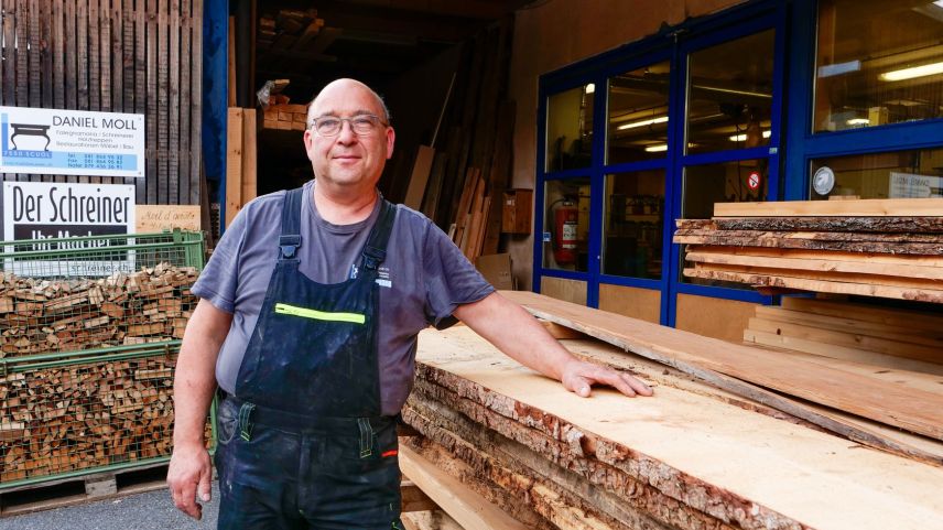 Jon Fadri Tönett, falegnam e president dals vaschins dal Cumün da Scuol. fotografia: Jon Duschletta