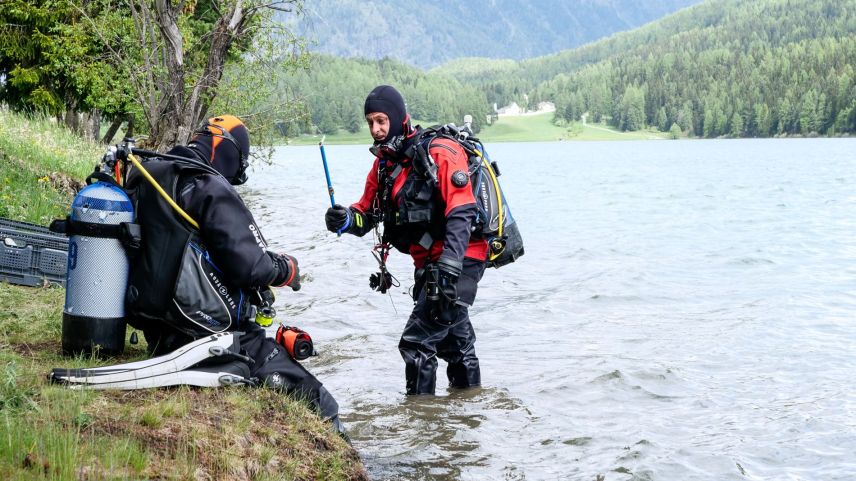 Benoit Pierroz (rechts) steigt mit seinem Begleiter Colin Hafen in den St. Moritzersee. Dort eröffnet sich ihnen eine mysteriöse Unterwasserwelt mit rund 1440 Jahre alten Bäumen. Fotos: Jon Duschletta