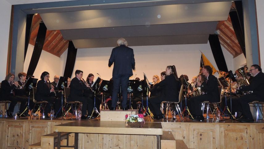 La Società da musica Scuol cul dirigent Ivan Nussio pro lur concert da prümavaira (fotografia: Benedict Stecher).