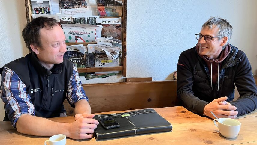 Martin Keiser (links im Bild) und Corado Vondrasek tauschen sich vor allem, wenn es um Lawinen geht, häufig aus. Foto: Andrea Gutgsell