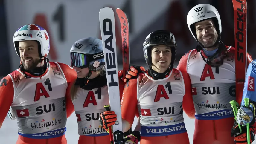 Das Schweizer Team mit Thomas Tumler (rechts) holt die erste Medaille an der Ski-WM in Sallbach-Hinterglemm (Foto: Swiss Ski).