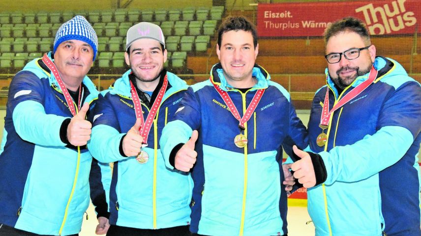 Der ES Sur En mit Otto Davaz (von links), Orlando Bass, Claudio Mathieu und Jachen Benderer mit der Bronzemedaille im Mannschaftsspiel (Foto: Nicolo Bass)