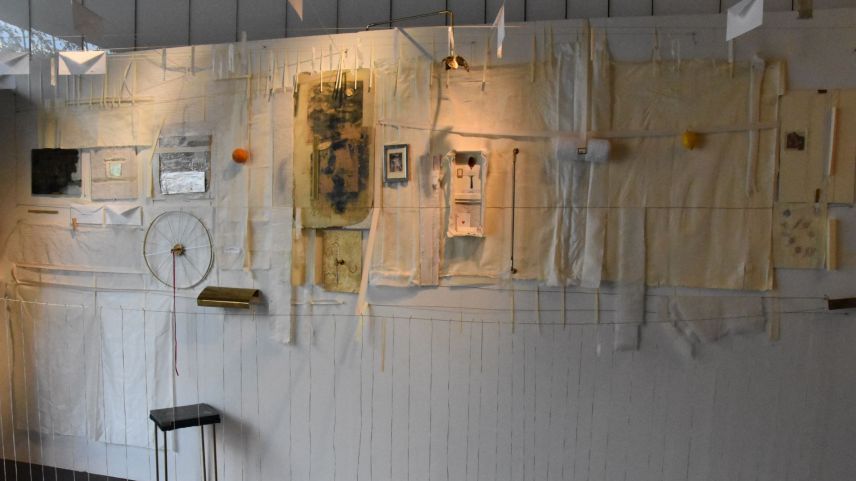 Die Installation, welche Teil des Projektes «Four Seasons»  ist, bestehend aus vielen zeitlosen Objekten, entstand in Nairs und repräsentiert die Gegenwart. Foto: Bettina Gugger