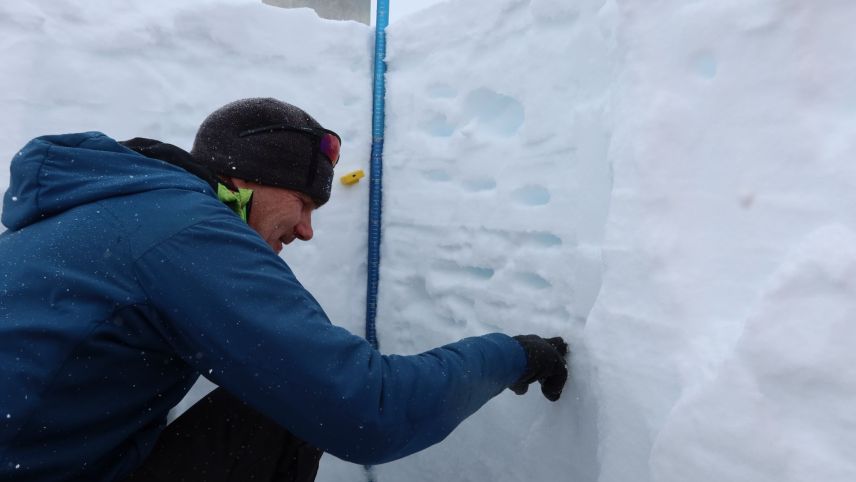 Christoph Marty bei der Arbeit. Foto: Jochen Bettzieche, SLF