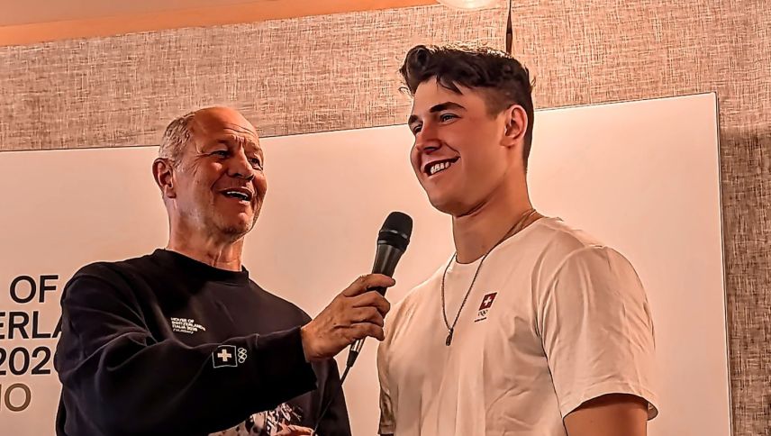 Hoher Besuch im «House of Switzerland» von Bormio: der dreifache Olympiasieger Franjo von Allmen (rechts). Foto: Sina Margadant