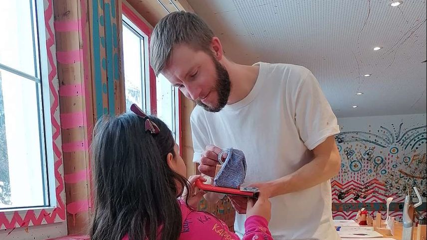 Die siebenjährige Chiara hat ein Boot gebastelt und präsentiert Produktdesigner Georg Foster stolz das Ergebnis. Foto: Denise Muchenberger