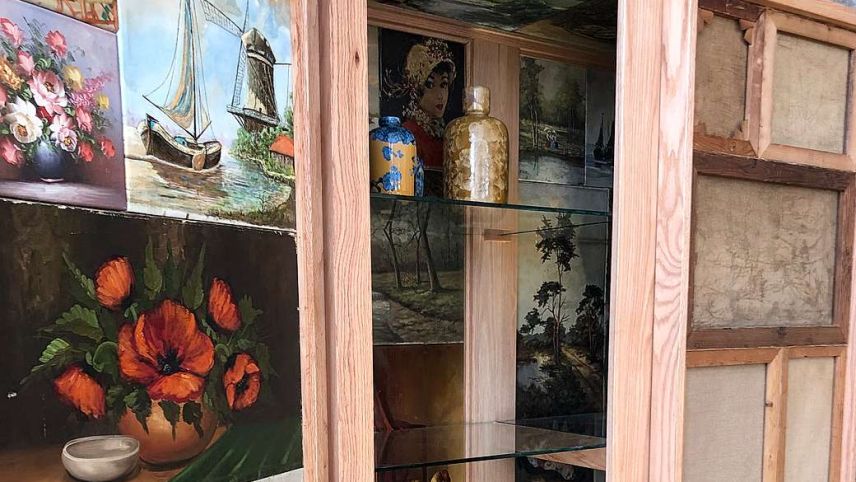 Der « Sammlerschrank» bei der Galerie Rossana Orlandi aus Mailand an der «Nomad St. Moritz». Foto: Sabrina von Elten