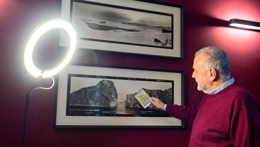 Der Fotograf in der aktuellen Ausstellung im Hotel Reine Victoria in St. Moritz mit über 40 seiner Grönlandfotos im Originalformat. Foto: Jon Duschletta