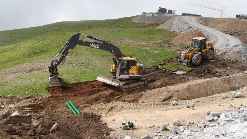 Mit Bergwiesenziegeln wird der Damm naturnah gestaltet.