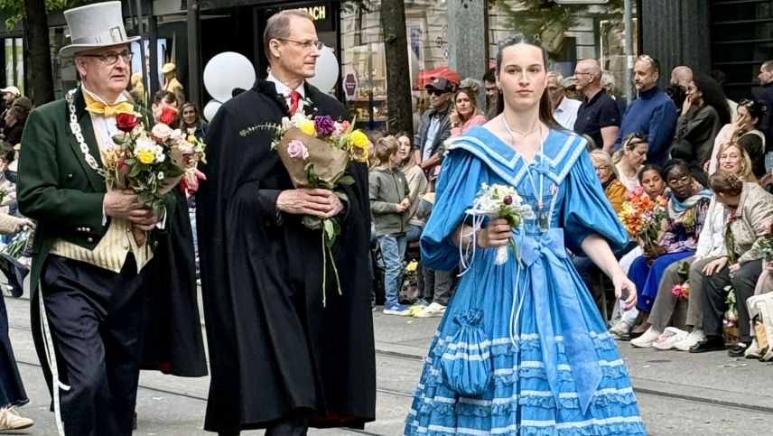 RhB-Direktor Renato Fasciati wird reich beschenkt. Foto: Fadrina Hofmann