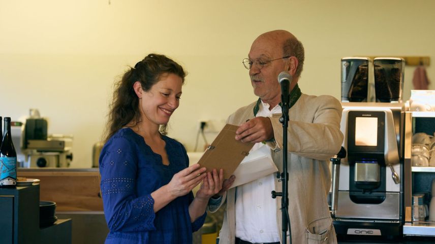 Flurina Badel e Köbi Gantenbein pro la surdatta dal premi. Foro: Michael Steiner/FMR