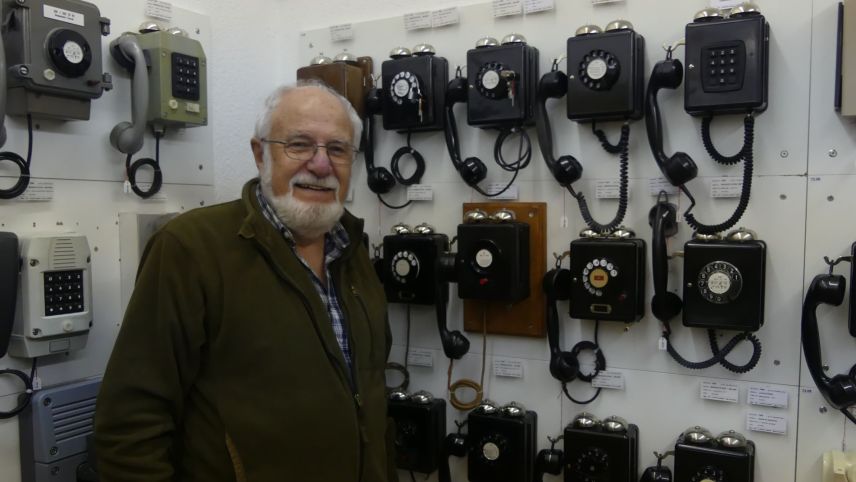 Peder Vital posseda raduond 1400 telefons. Seis prüm telefon (fotografia) ha cumprà Peder Vital dal 1958 (fotografia: Sandra Balzer).