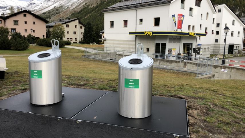 Zwei Unterflur-Glascontainer werden schon eingesetzt. Es sollen am Parkplatz Fainera noch mehr gebaut werden. Der Kreditentscheid soll an der kommenden Budget-Gemeindeversammlung gefällt werden. Foto: Marie-Claire Jur