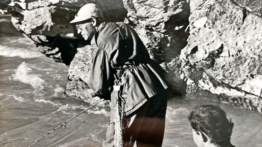 Corsin Feuerstein da Scuol posseda bleras fotografias chi muossan a seis bazegner ed a seis bap vi dal pes-char, ed eir üna cun Men Rauch accumpagnà d’üna giunfra incuntschainta (fotografia: collecziun privata da fotografias Corsin Feuerstein).