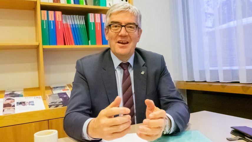Regierungsrat Jon Domenic Parolini wünscht sich, dass die Bündner Schulen auch weiterhin Orte der Begegnung, des Zusammenlebens und des gehaltvollen «von und miteinander Lernens» bleiben (Foto: Reto Stifel).