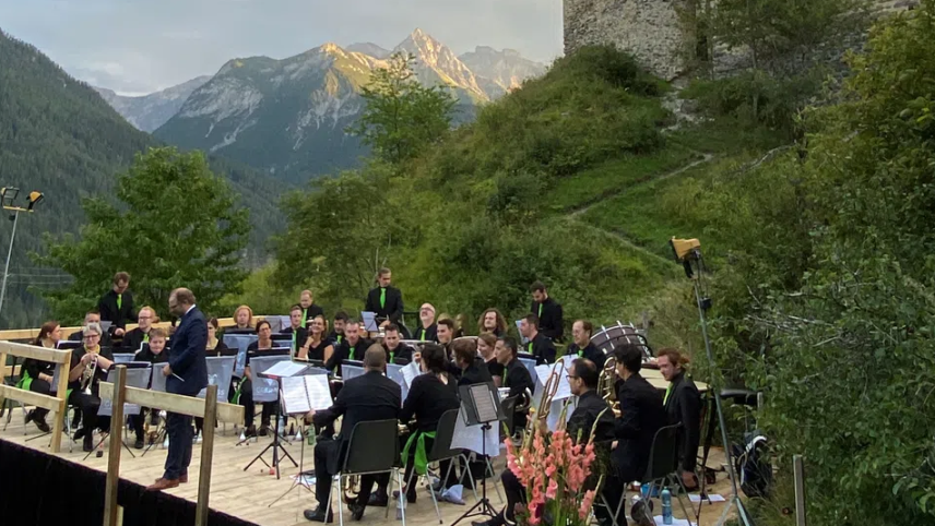 Al pè da la ruina sül palc – la Grischun Brass Band (fotografia: RTR).