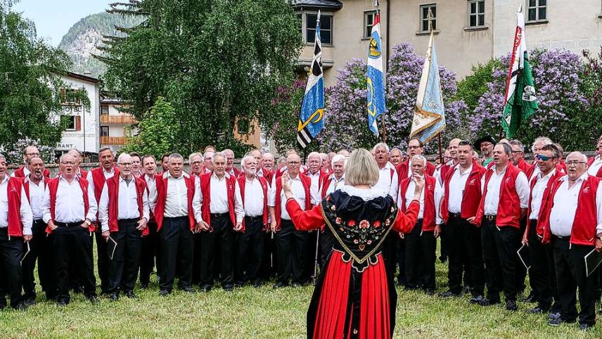Der Cor viril dal Parc Naziunal während einer Darbietung anlässlich der Neueröffnung des Nationalparkzentrums im Sommer. Foto: Jon Duschletta
