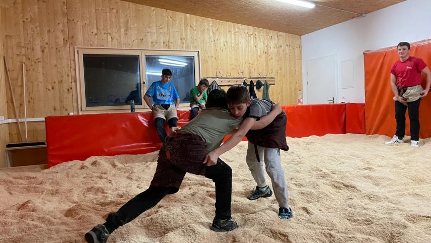 La Società da luotta engiadinaisa vi dal trenar illas localitats nouvas a Ramosch (fotografia: mad).