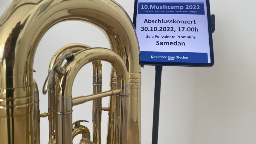 Üna sesantina da musicantas e musicants da tuot l’Engiadina e vals dal süd preschainta in dumengia il concert cumünaivel suot la direcziun da Gian Stecher (fotografia: Nicolo Bass).