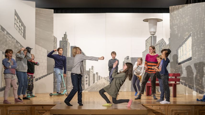 Il fil cotschen dal teater es l’istorgia dad Erich Kästner «Emil e’ls detectivs». Ils uffants da Scuol giouvan però libramaing (fotografia: Mayk Wendt).