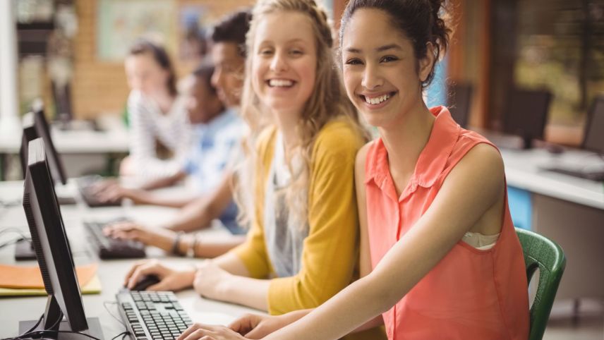 Be in Surselva pon giarsunas e giarsuns mercantils tscherner tanter rumantsch e talian sco seguonda lingua estra (fotografia: Shutterstock.com/wavebreakmedia).