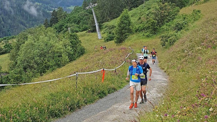 Nach dem Start in Scuol ging es für die Läuferinnen und Läufer hoch hinaus. Foto: z. Vfg