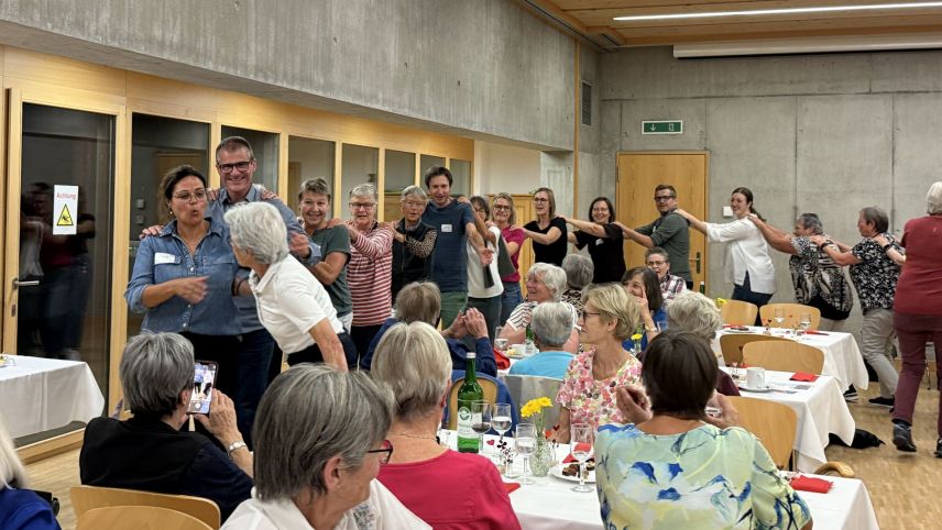 Allegr’atmosfera da festa dürant la sairada dals voluntaris illa chüra dal Center da Sandà Engiadina Bassa a Scuol. fotografia: CSEB