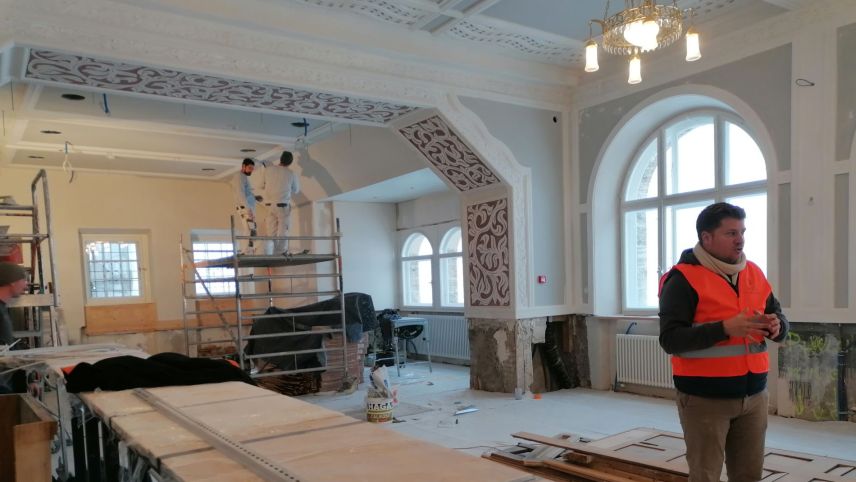 Hotel-Manager David Frei führte am Freitag Journalistinnen und Journalisten durch die Baustelle des Hotel Grace in St. Moritz. Foto: Denise Muchenberger