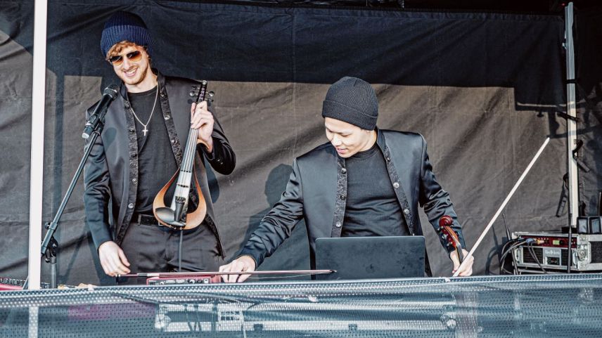 Das Multi-Musik-Duo Jan Bislin und Jonathan Chan begeisterte unter anderem mit elektronischer Musik auf dem Eisplatz Roseg in Pontresina das Publikum. Foto: Stefanie Wick Widmer