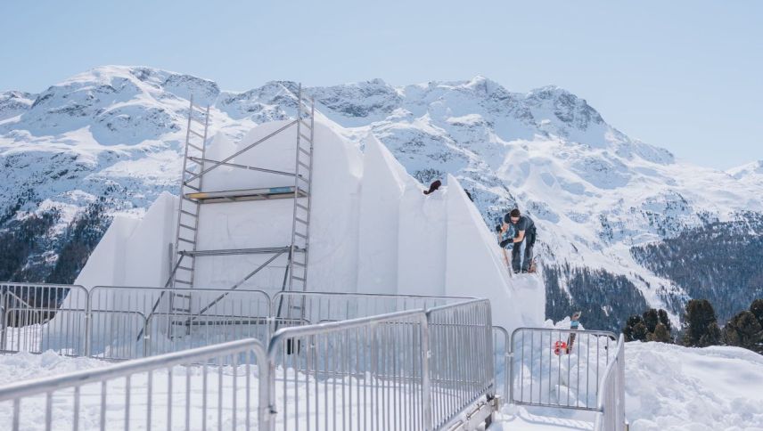 Auch die Outdoor-Stage aus Schnee erhält noch ihren letzten Feinschliff. Foto: SunIce Festival