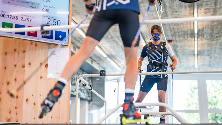 Langläufer Patrick Staub vom Engadin Nordic Team auf dem Rollski-Laufband im sportmedizinischen Zentrum
St. Moritz. Über die Maske wird seine Atemluft überwacht. Foto: Mayk Wendt