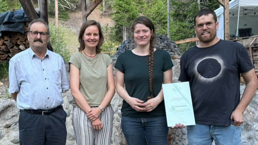 Victor Peer (da schnestra), Martina Schlapbach, Delphine Schmid e Joannes Wetzel ­dürant la surdatta dal premi d’innovaziun 2023 (fotografia: Flavia Tschenett).