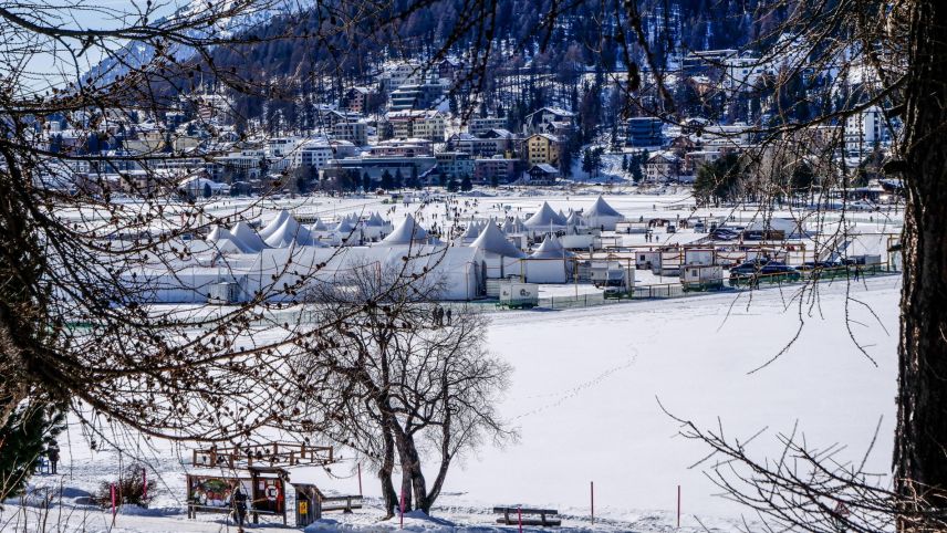 Die Infrastrukturbauten auf dem gefrorenen St. Moritzersee gleichen einem kleinen Dorf. Fotos: Jon Duschletta