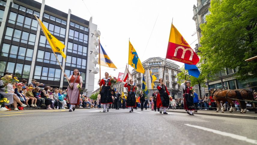 Die Engadiner Frauen führen die Fahnenträger an. Foto: Kanton GR/communicaziun.ch
